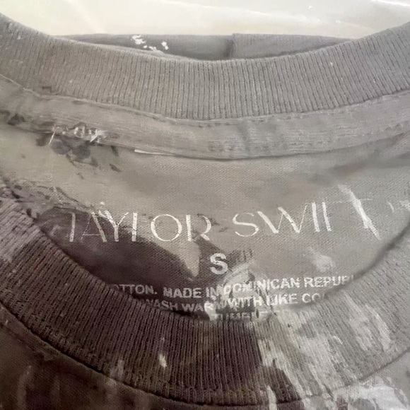 Authentic TAYlOR SWIFT 3 Photo FEARLESS TV Charcoal T-Shirt Size: Small NEW - Picture 5 of 5